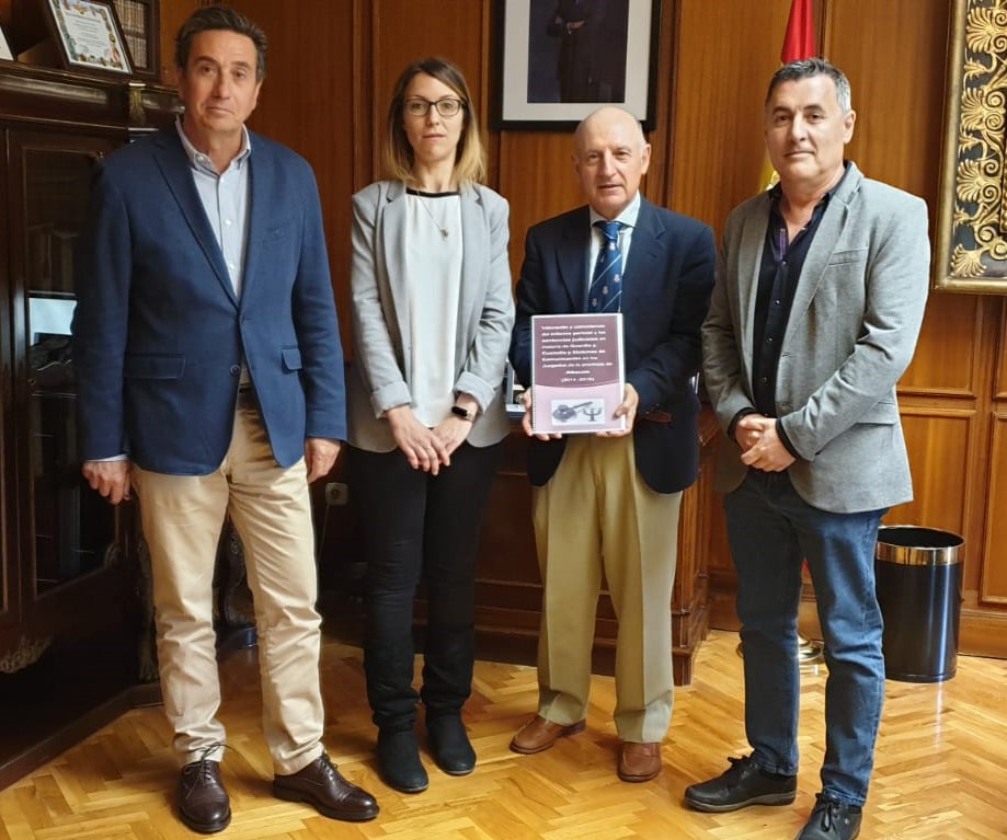 El presidente del TSJCLM, Vicente Rouco, en su encuentro con el autor y autora del mismo, así como con el Director del I.M.L. de Albacete, Cuenca y Guadalajara